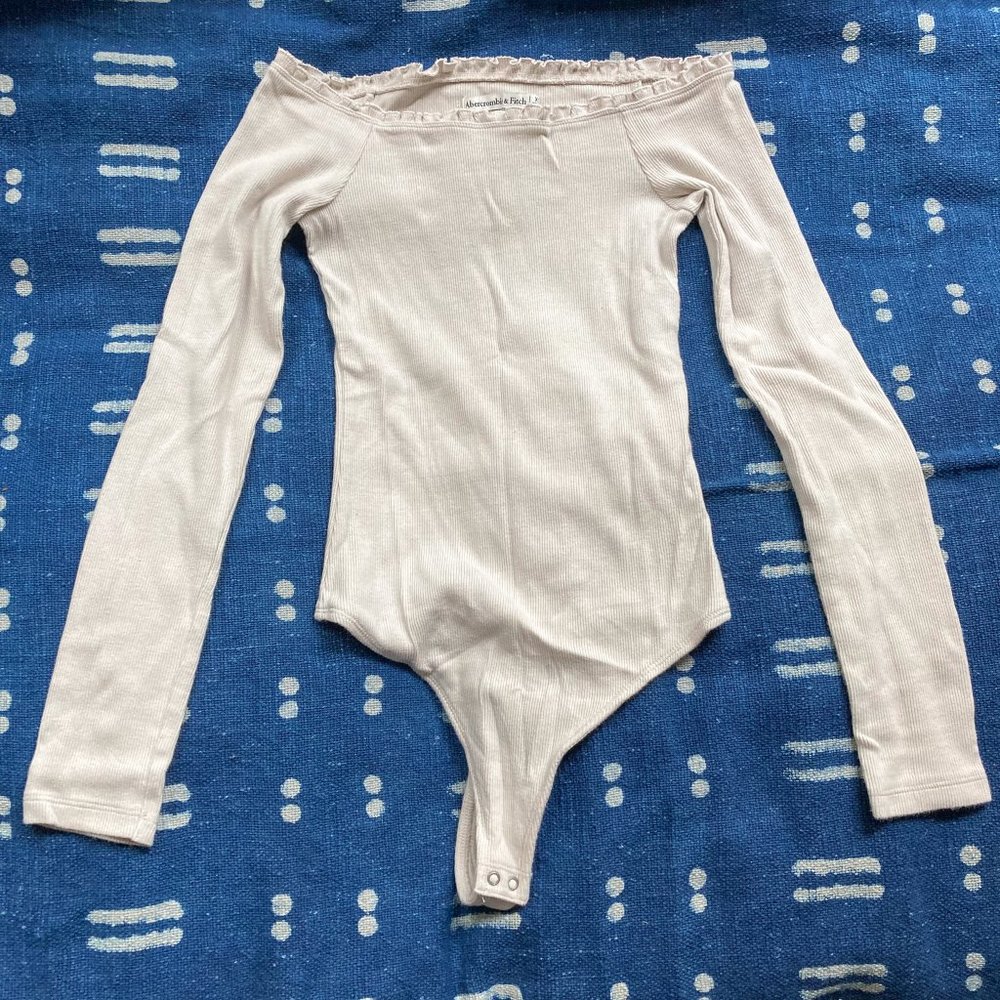 ⏰Last chance⏰ NWOT Abercrombie Off-The-Shoulder Ruffle-Trim Bodysuit in Cream